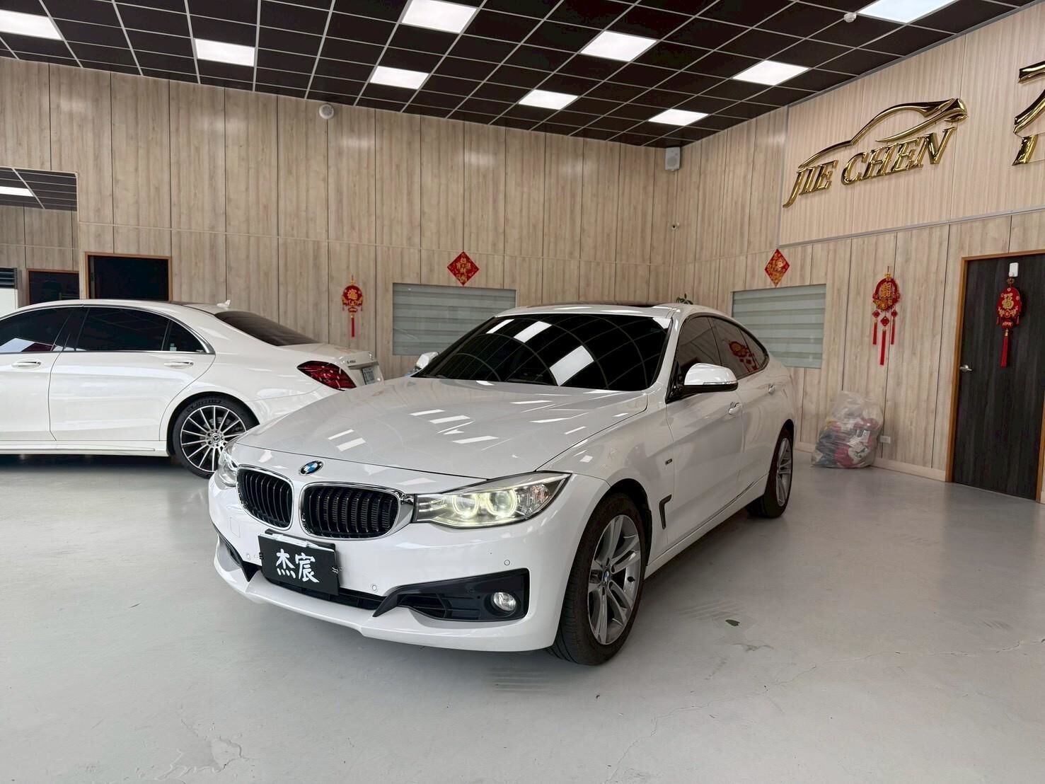 bmw-320i-gt-2014-01