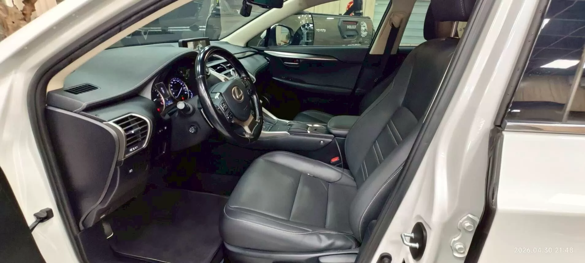2019 凌志 NX200 白 2.0