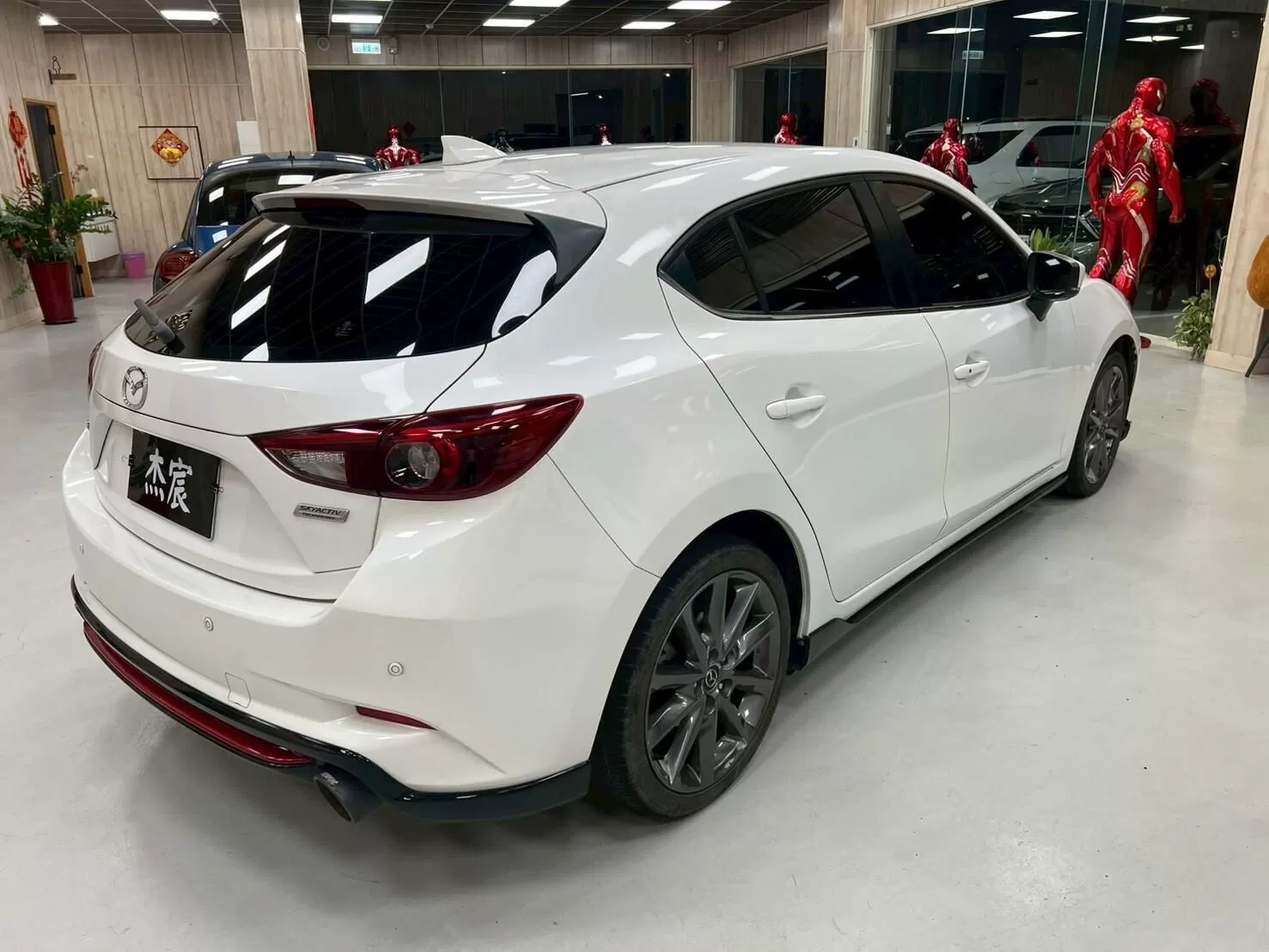 2017 馬自達 馬3 5D 白 2.0