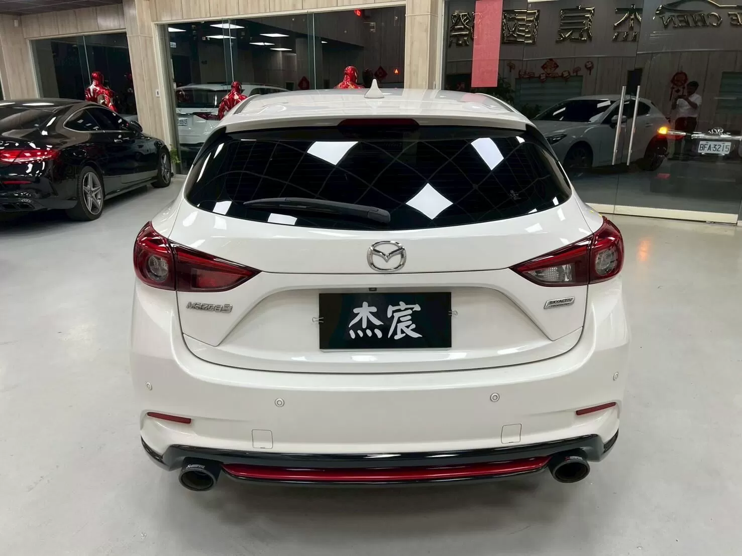 2017 馬自達 馬3 5D 白 2.0