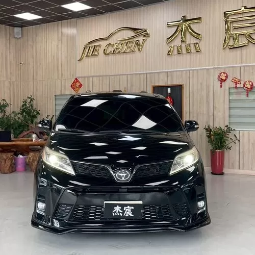 toyota-sienna-limited-01