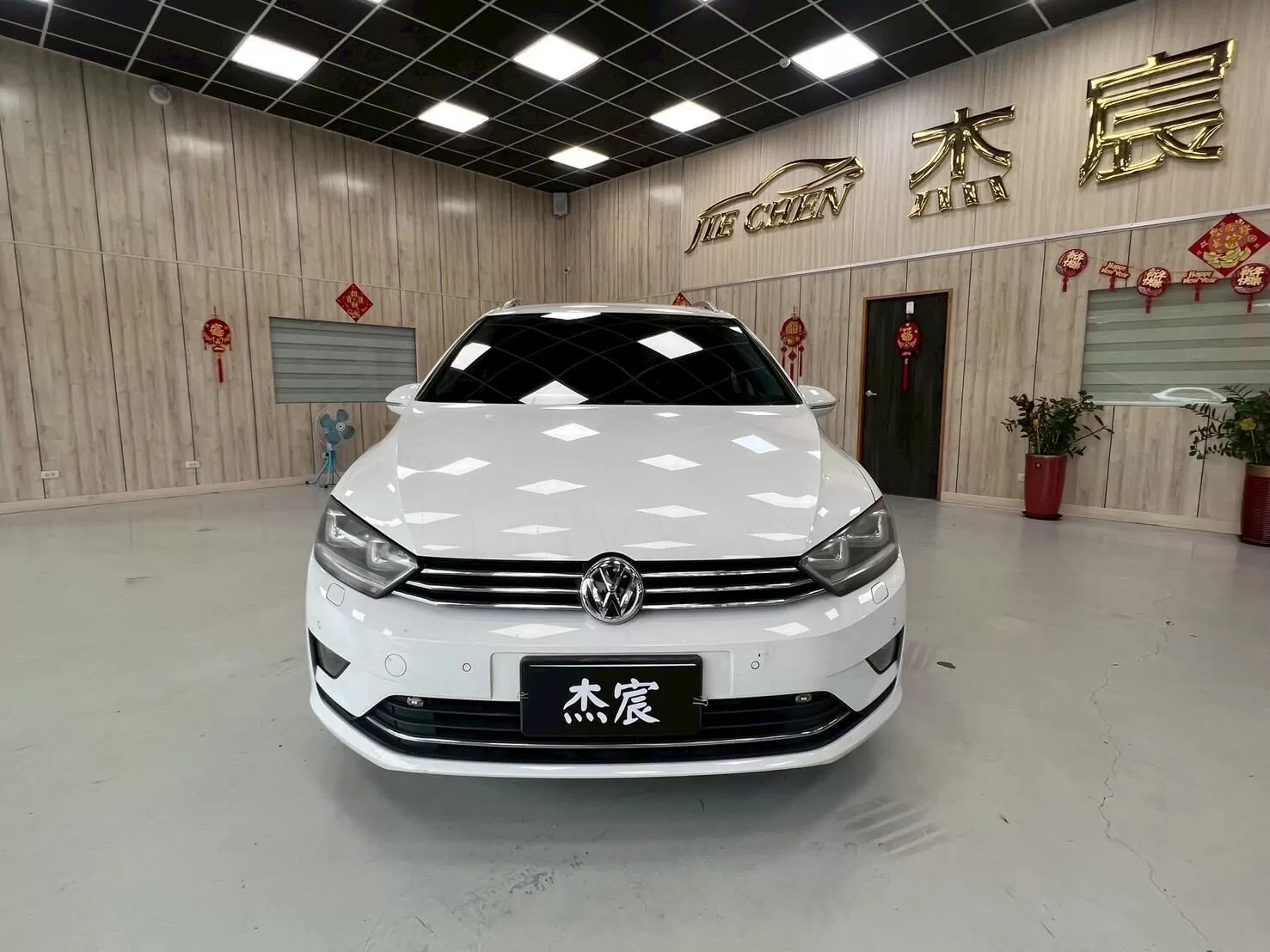 volkswagen-sportsvan-2017-1
